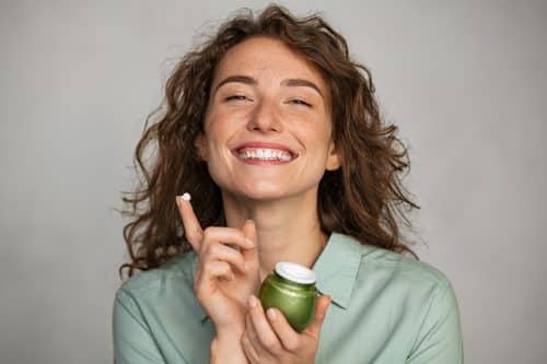 Femme avec cosmétique naturel